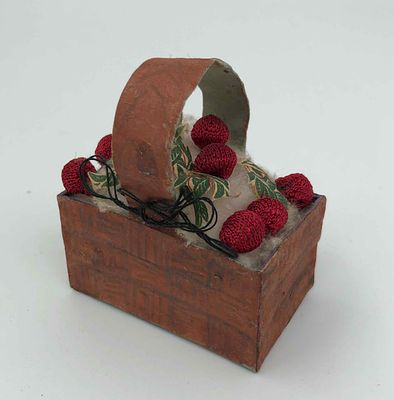 Ёлочное украшение "Корзинка с ягодами". Папье-маше, вата. Размер: 6,5х6см.