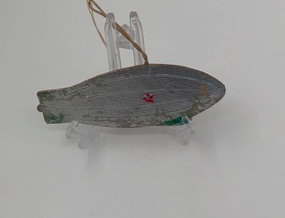 Ёлочная игрушка "Дирижабль". Картонаж, СССР. Размер: 9,5х3,5см. Небольшая потертость.