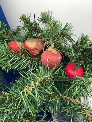 Четыре (4шт.) ёлочных украшения "Клубника и редис". Вата, ткань. 1950-е гг. Ср. размер: 6х4см.