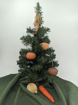 Набор из шести (6шт.) ёлочных игрушек. Вата, ткань. 1950-е гг. Ср.размер: 5х5см.