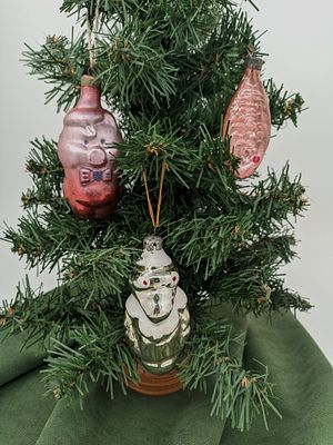 Набор из трех (3шт.) ёлочных украшений в виде животных. Стекло, 50-70-е гг. Размеры: 9х4,5см 