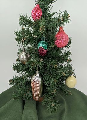 Набор из шести (6шт.) ёлочных украшений в виде овощей и фруктов. 1950-е гг. Стекло, 1950-е гг. 