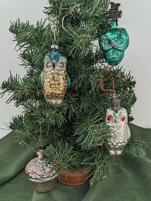 Набор из четырех (4шт.) ёлочных украшений (три совушки и корзинка с цветами). Одна из игрушек 