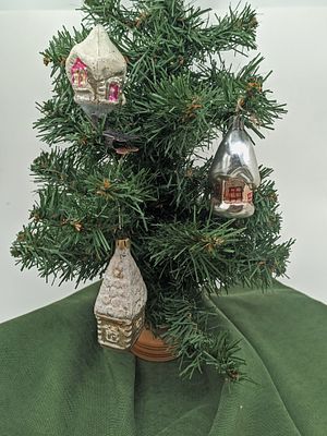 Набор из трех (3шт.) ёлочных украшений в виде домиков. Одна из игрушек на прищепке. Стекло 