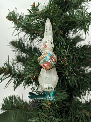 Ёлочная игрушка на прищепке "Зайчик с барабаном". Стекло. 1950-60-е гг. Размер: 11,5х3,5см.