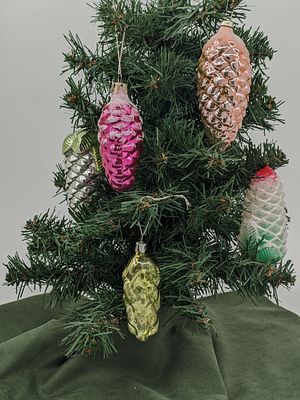 Набор из пяти (5шт.) ёлочных украшений "Шишки". Одна из игрушек на прищепке. Стекло. 50-80-е 