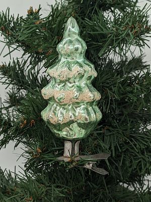 Ёлочная игрушка на прищепке "Ёлка". Стекло. 1950-60-е гг. Размер: 11х4,5см.