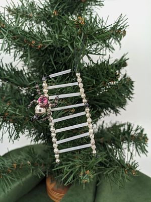 Ёлочное украшение (игрушка) "Паучок на лестнице". Стеклярус. 1950-е гг. Размер: 8х3,5см.