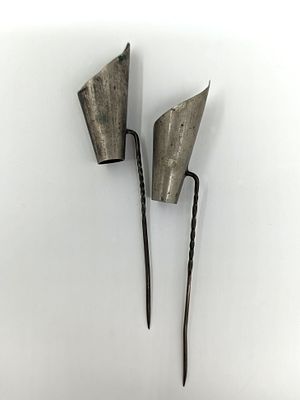 Набор из двух (2шт.) булавок для ёлочных игрушек. Металл. 1950-60-е гг. Размер: 7,5х1см.