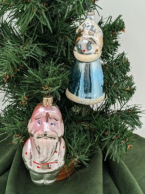 Набор из двух (2шт.) ёлочных украшений. Стекло. 1950-е гг. Размеры: 9,5х4,5см, 9х4,5см.