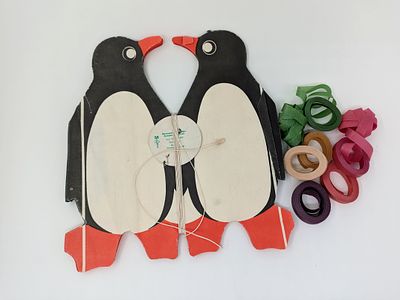 Набор из двух видов ёлочных украшений: 1) Гирлянда "Пингвины". Бумага. 1970-е гг. Размер в 