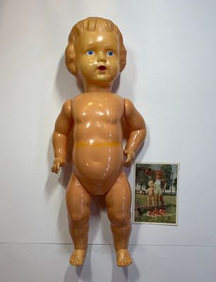 Кукла с маркой на спине "ЖК" + открытка с изображением этой куклы. Подвижные ручки, ножки и 