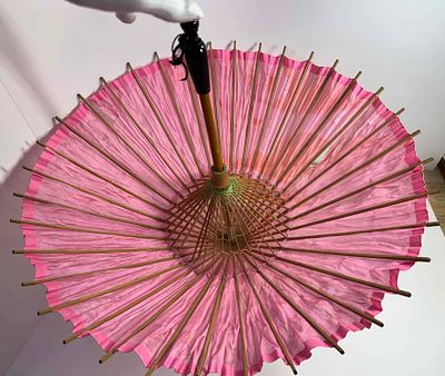 Япония. Зонт с розовой тканью. Дерево, бамбук. Первая половина 20 века. Размер: 52,5х74см. 