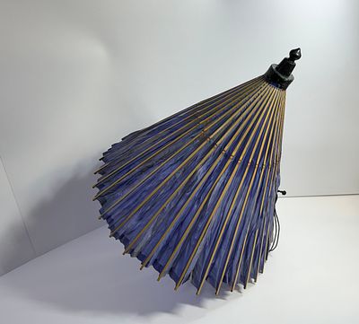 Япония. Зонт с синей тканью. Дерево, бамбук. Первая половина 20 века. Размер: 53х74см. 