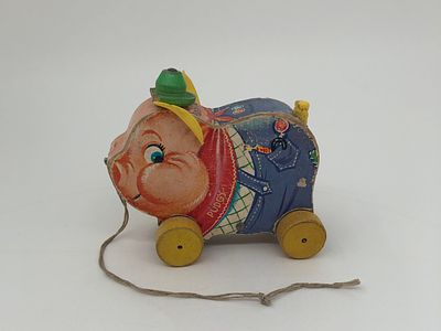 Детская игрушка "Поросенок". Дерево, пластик, бумага. США, 1960-е годы. Вращает хвостиком при 