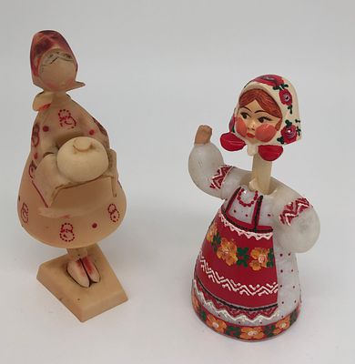 Две качающиеся игрушки в сарафанах (2шт.). Пластик. Размер: 14х7см, 15,5х4,5см.