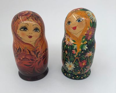 Две (2шт.) матрешки. Подпись художника на основании снизу. Размер: 16,5х7,5см., 14,5х8см.