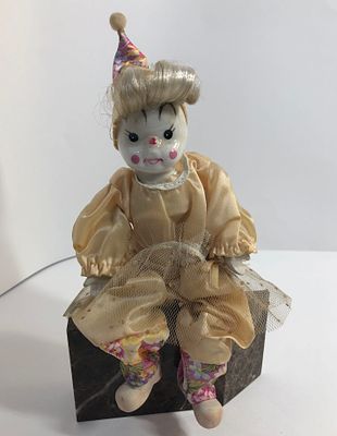 Фигурка "Клоун". Тело мягкое, голова фарфоровая, ручки и ножки (проволока) керамика. Начало 