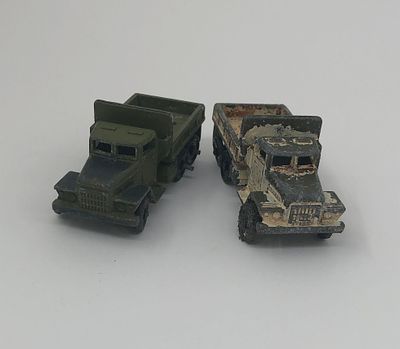 Модельки машин (2шт.) "Грузовик". Металл. Размер: 8,5х3,5х3,5см. У одной утрата краски, стерты 