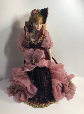 Кукла. Керамика (голова, руки, ноги), волосы натуральные. Вторая половина ХХв. Высота: 43см. 