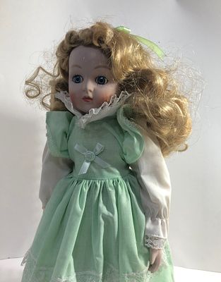 Кукла на подставке. Мягкое тело с керамикой (лицо, руки, ноги). Конец ХХв. Высота: 39см.