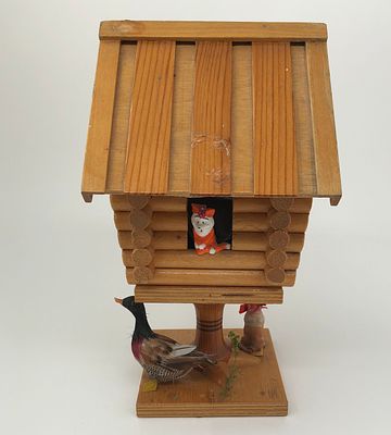 Сувенир - избушка. Дерево, ткань, пластик. ПО "Уралхиммаш" Дегтярский филиал. Артикул 