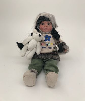 Детская игрушка. Кукла "Девочка-северянка с мишкой". Пластик, ткань. Размер: 29х16см.