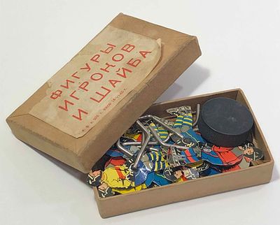 Игра "Фигуры игроков и шайба" (16 игр.+1ш.). 1965г. Размер коробки: 12,5х7,5см, фигур: 6,5х2см. 