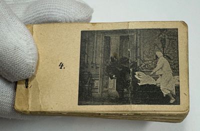 Книжка "Кино". Картинка движется при перелистывании. 43л. Размер: 7х3,5см. Заломы, загрязнения 