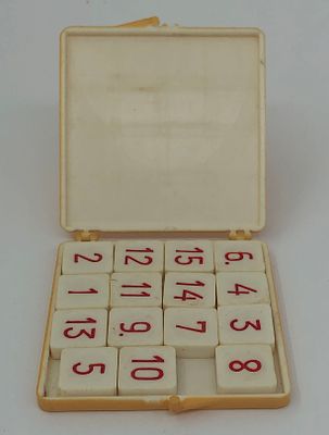 Игра "Головоломка- пятнашки СССР". Цель игры: выстроить цифры по порядку, начиная с верхнего 