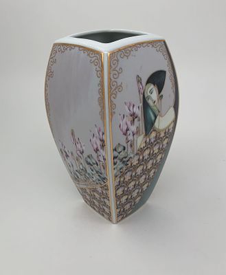 Ваза, фарфор. Вторая половина 20века. KAISER 1872 ABERDEEN. Внизу подпись автора. Высота: 21см 