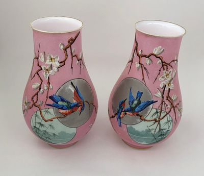 Парные вазы "Японские мотивы". Опаловое стекло, ручная роспись. Франция, 19 век. Размер: 