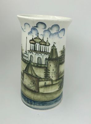 Фарфоровая ваза для цветов ручной работы с изображением города Псков. Высота: 27,5см, ширина: 