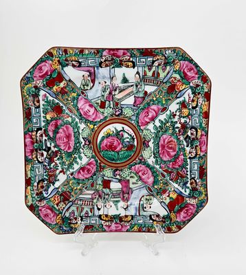Китай. Декоративная тарелка с китайскими сюжетами квадратной формы. Первая половина ХХв. Фарфор 