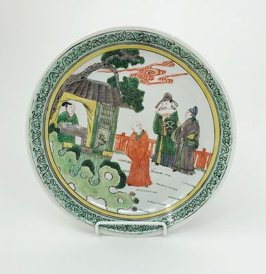 Фарфоровая тарелка "Зеленое семейство". Китай. 19 век. Диаметр: 24см. Имеется небольшой скол 