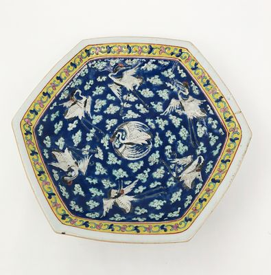 Китай. Декоративная тарелка "Журавли". Фарфор. XIXв. Диаметр: 20,5см. Трещина с одной из сторон 