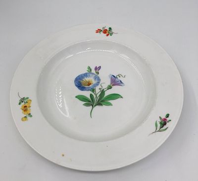 Фарфоровая тарелка с цветами. Meissen. 19 век. Диаметр: 24,2см.