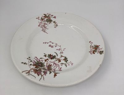 Фарфоровая тарелка с цветами. Петроград. Братьев Корниловых. Диаметр: 24,5см.