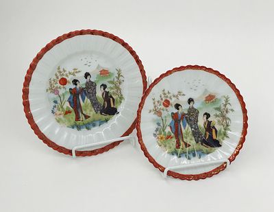 Два (2шт.) фарфоровых блюдца "Гейши". Япония. Диаметр: 15см, 17,5см.