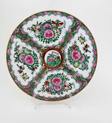Китай. Декоративная тарелка с изображением цветов и птиц. Первая половина ХХв. Без клейма. 
