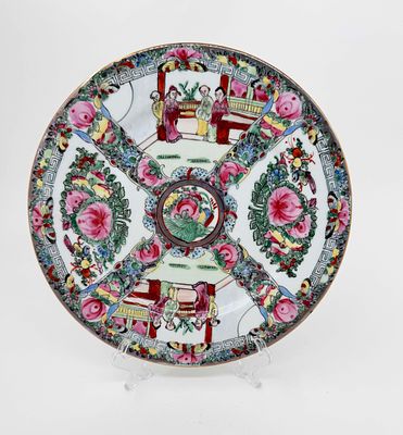 Китай. Декоративная тарелка с китайскими сюжетами. Первая половина ХХв. Фарфор, золочение 