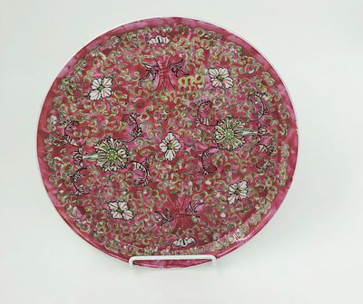 Китай. Фарфоровая декоративная тарелка. Начало ХХв. Диаметр: 25,5см. На оборотной стороне следы 