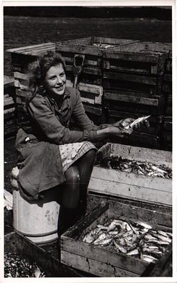 Фотография "Чистка рыбы". Б.м., 1949г., 9 х 14 см