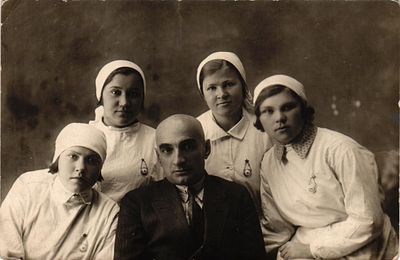 Фотография "Х выпуск акушеров г. Оренбург 1935г.". Размер 9 х 14 см