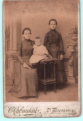 Кабинетное фото. Фотогр. С. Савицкий. С.-Петербург. Размер: 16,5х10,5см. Уголки сбиты, загрязнения.