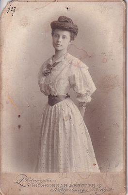 Фотография на паспарту. Фот. Boissonnas & Eggler, б.г., 10,5 х 16,5 см. Уголки сбиты, .