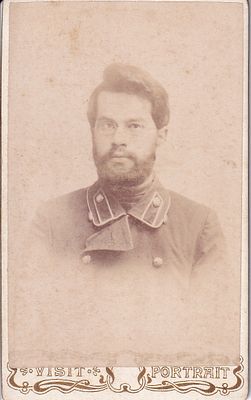 Фотография на паспарту. Портрет. Фот. Visit, б.г., 6,2 х 10,3 см.