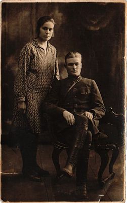 Фотография "Семейное фото". Б.м., 1932г., 8,5 х 13,5 см. Потертости уголков