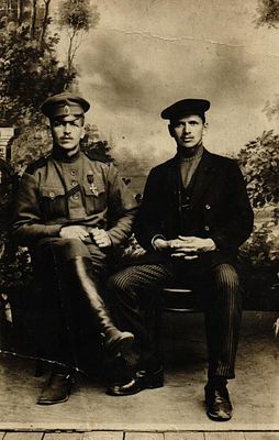 Фотография "С Кавалером Георгиевского креста". Б.м. и г., 9 х 14 см. Небольшие следы заломов.