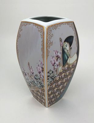 Ваза, фарфор. Вторая половина ХХв. KAISER 1872 ABERDEEN. Внизу подпись автора. Высота: 21см 